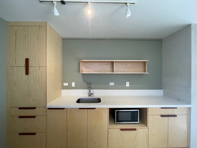 Building Photo - 2740 Kuilei St