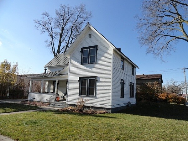 Building Photo - 231 8th St N