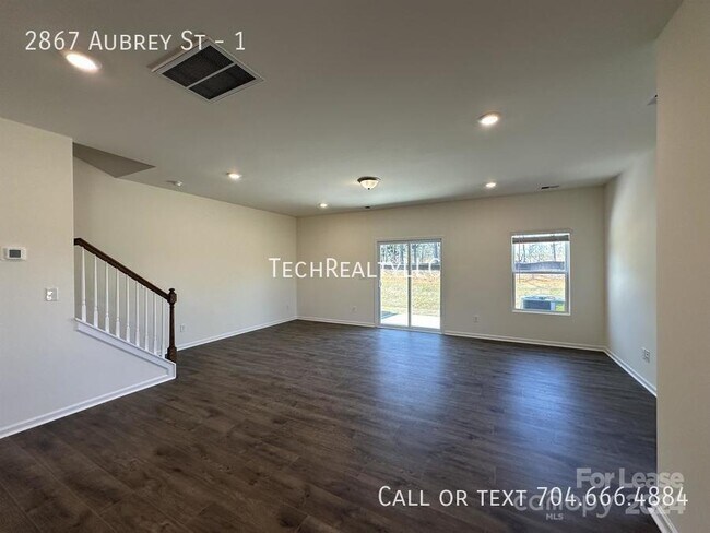 Building Photo - 2867 Aubrey St