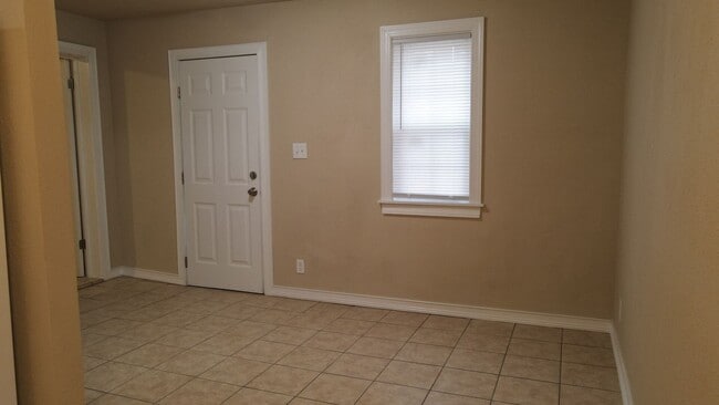 Building Photo - 2 Bedroom 1 Bath Duplex