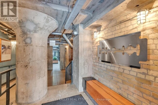 Building Photo - 383 Adelaide St E