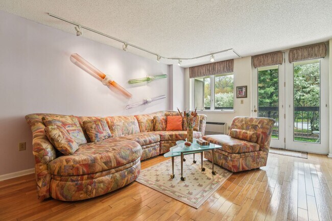 Foto del edificio - 10 Smith Manor Blvd