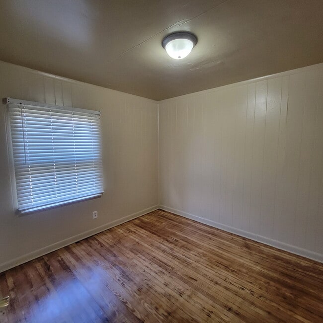 Building Photo - East Side Bungalow!