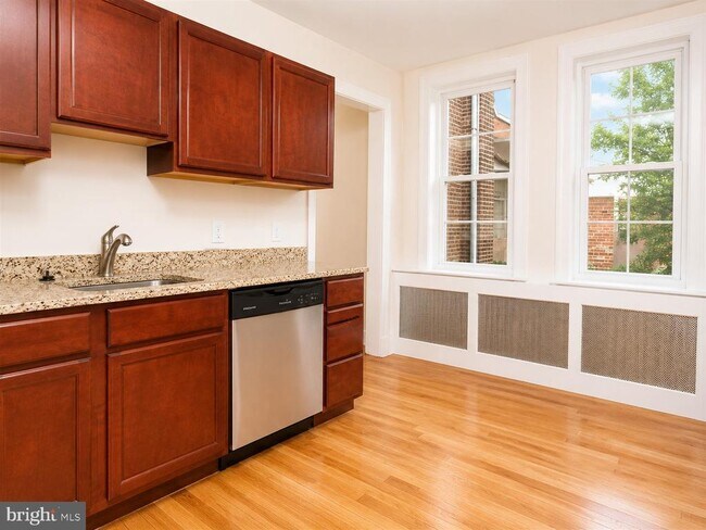 Foto del edificio - 2808 W Girard Ave