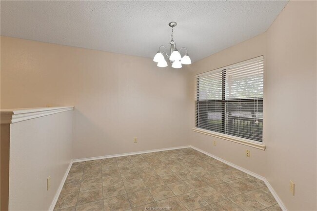 Building Photo - 1100 Buttercup Cir