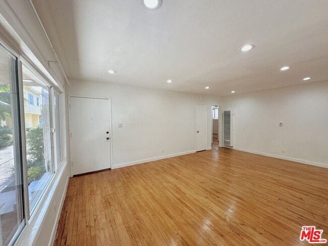 Building Photo - 1108 S Sherbourne Dr