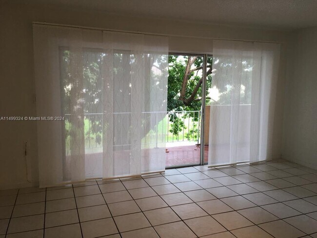 Building Photo - 9375 Fontainebleau Blvd