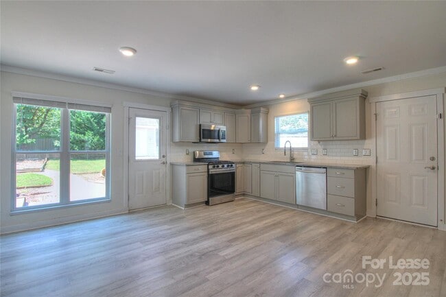 Building Photo - 216 Stratford Dr