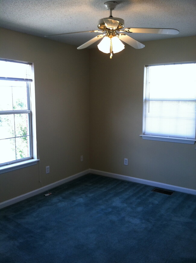 Building Photo - 3bed/2bath duplex in Twin City for August!