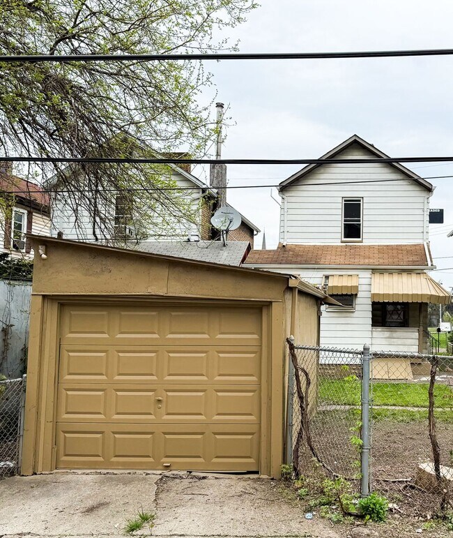 Foto del edificio - Bright 2 Bedroom home in McKees Rocks Avai...