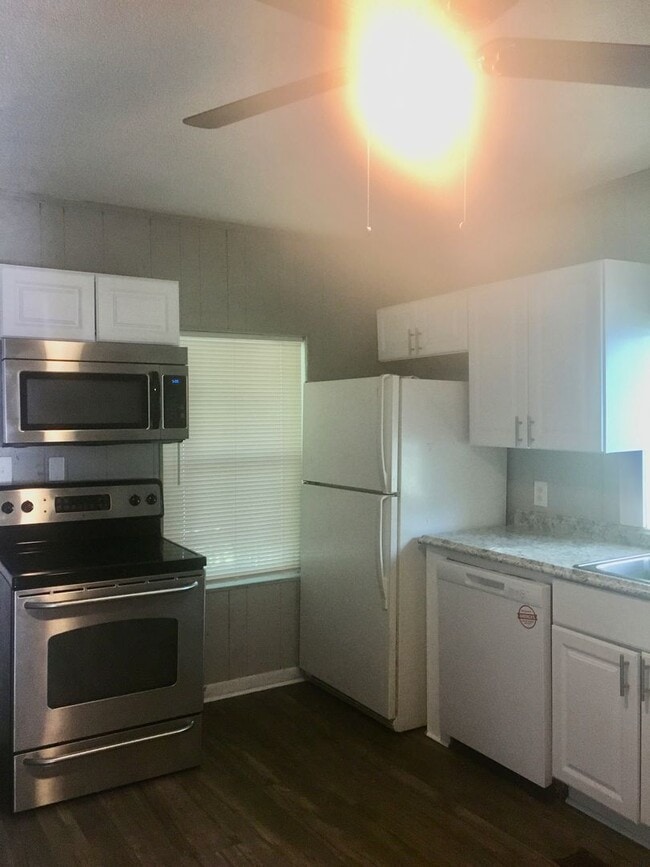 Foto del edificio - Cute 2 Bed/1 Bath HOUSE w/ yard!!