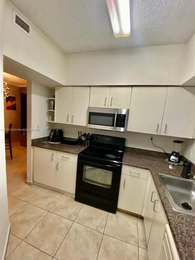 Building Photo - 640 Cypress Club Way