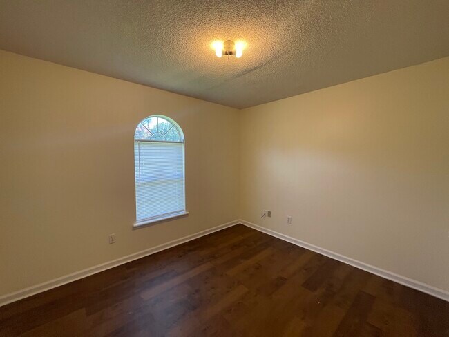 Building Photo - 921 Pine Cone Cir