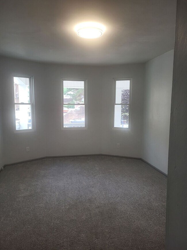 Foto del edificio - Colonial Place – Bottom Unit for Rent