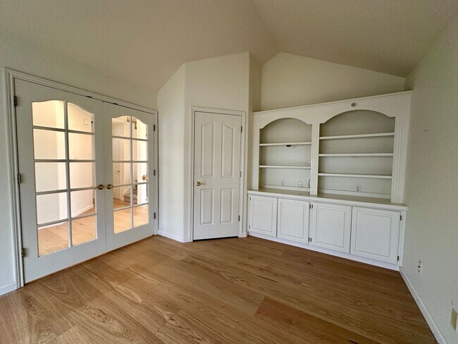 Building Photo - Large Three Bedroom Home in the Hills of West Salem