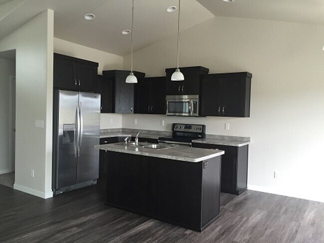 Foto del edificio - 5 Bed 3 Bath Single Family Home