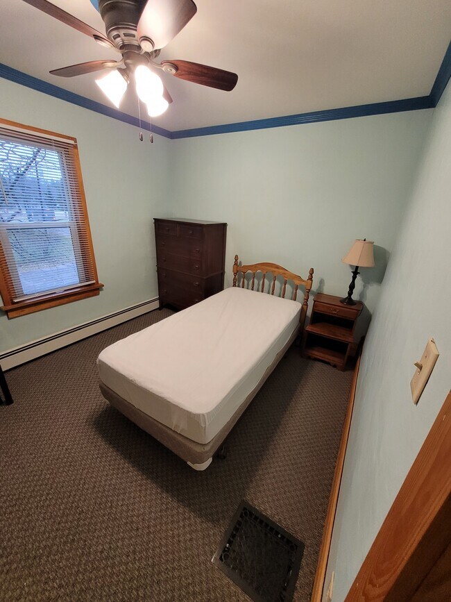 Bedroom - 8424 Pine St