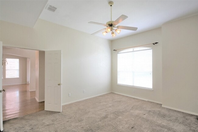 Foto del edificio - 624 Forest Hill Dr