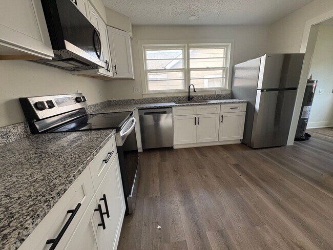 Foto del edificio - Fully Renovated 3BR/1.5BA – Prime Location + Lawn Care Included
