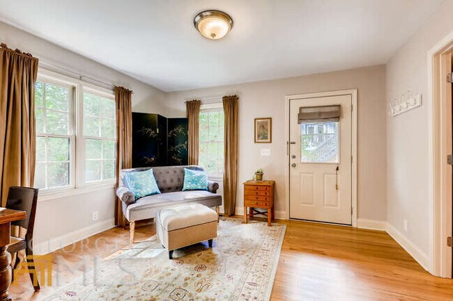 Building Photo - 203 E Davis St