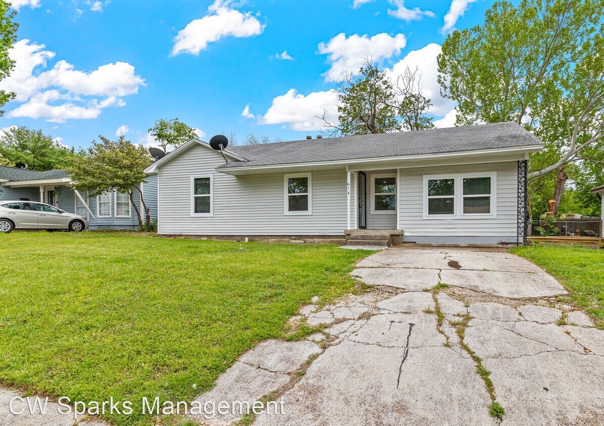 Foto principal - 4 br, 2 bath House - 614 Morris Dr