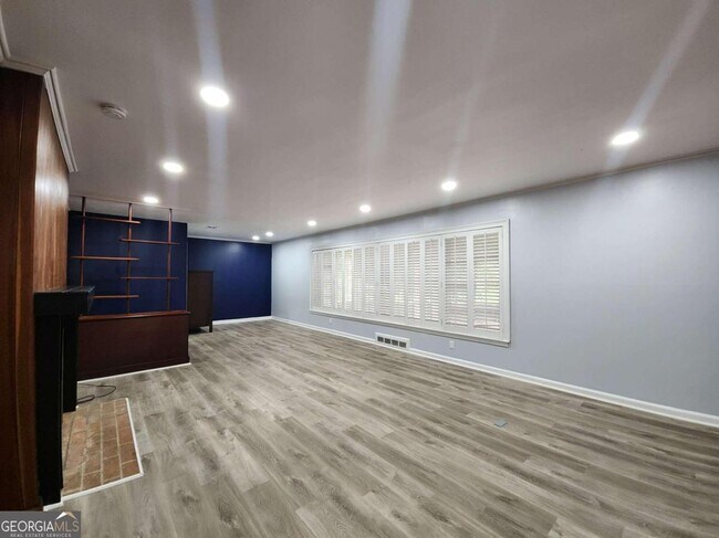 Building Photo - 4021 Sheldon Dr NE
