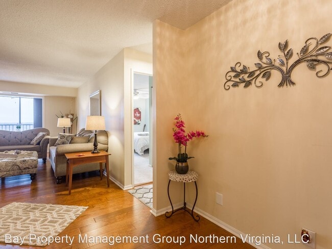 Building Photo - 1 br, 1 bath House - 5902 MOUNT EAGLE DRIV...