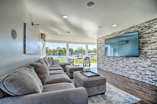 Building Photo - 2712 Shorewood Dr