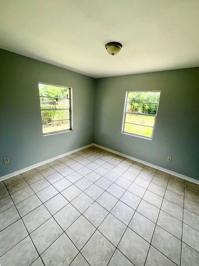 Building Photo - HUGE Lakeland 3BR/1BA w/Carport in Nice Re...