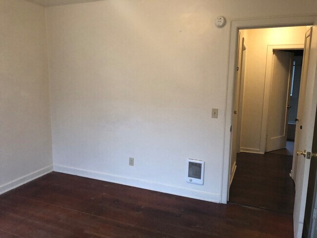 Foto del edificio - Two bedroom, one bathroom with bonus attic space!