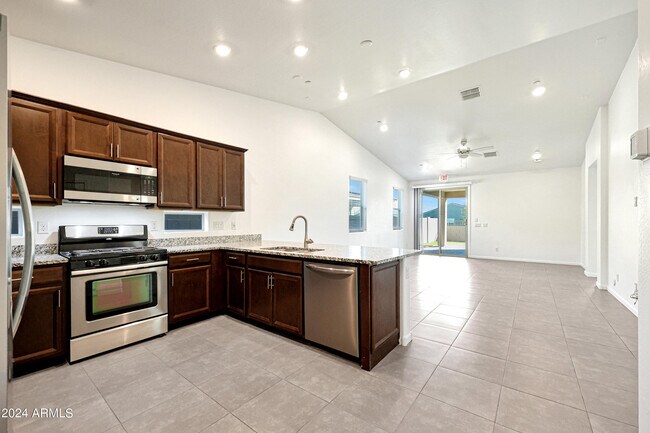 Foto del edificio - 12429 W Midway Ave