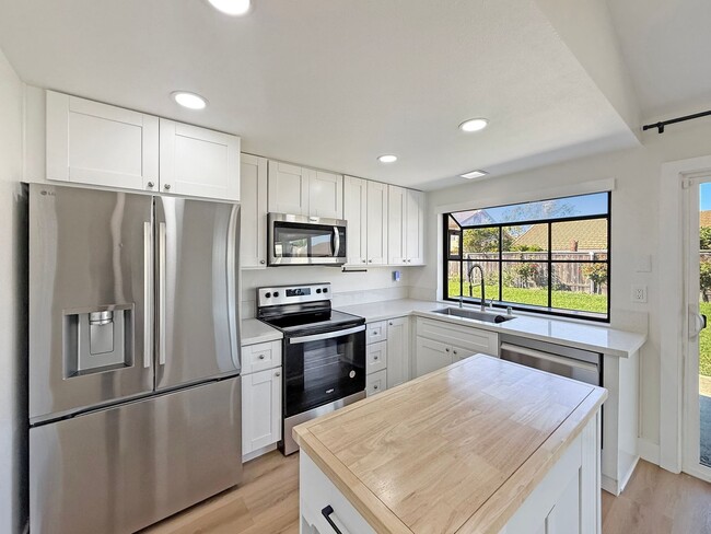 Building Photo - Updated 3B/2BA House in Oceanside!