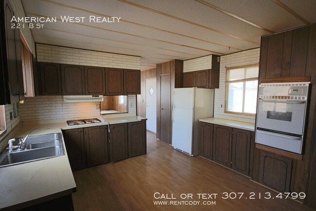 Foto del edificio - Trailer with shop