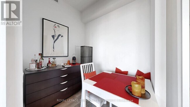 Building Photo - 161 Roehampton Ave