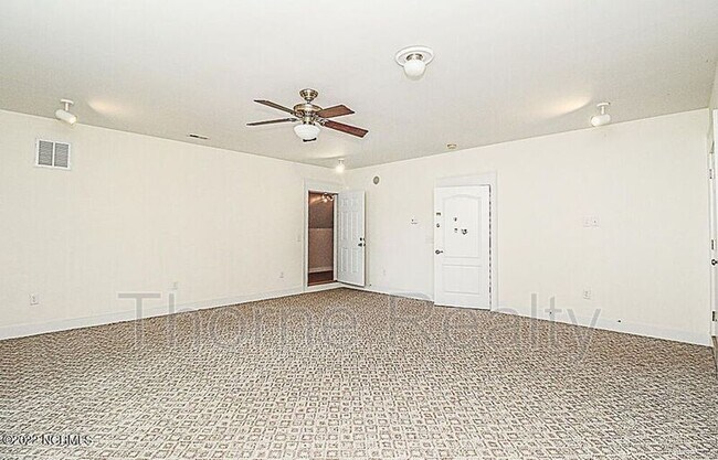 Building Photo - 6383 Pointe Ln