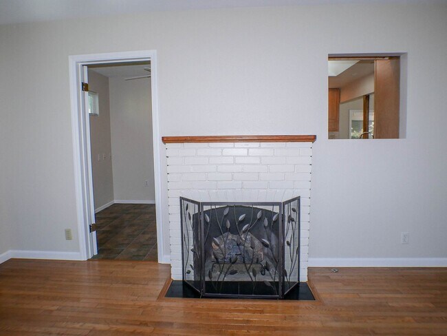 Building Photo - Charming Ocean Beach Home - 2-Car Garage and Washer/Dryer