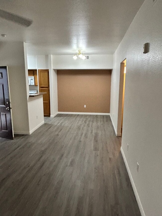 Building Photo - Charming 1 bedroom Condo with full size Ga...