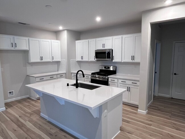 Building Photo - BEAUTIFUL NEW HOME IN GATED COMMUNITY!!