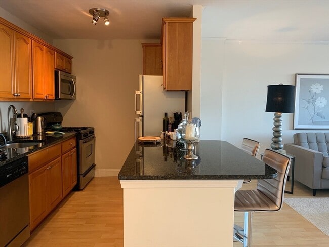Building Photo - 6 Whittier Pl