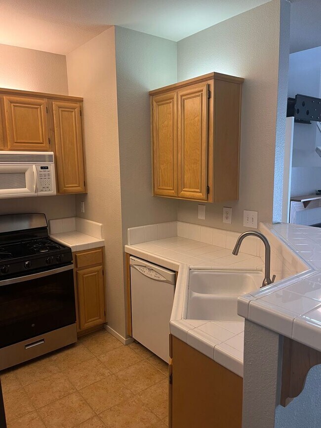 Foto del edificio - Modern Tri-Level Unit in Basking Ridge with High Ceilings, Spacious Primary Suite & Easy Hwy Access