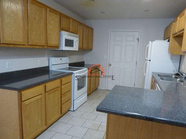 Building Photo - Spacious 2 bedrooms 2 baths apartment. ALL BILL'S PAID!