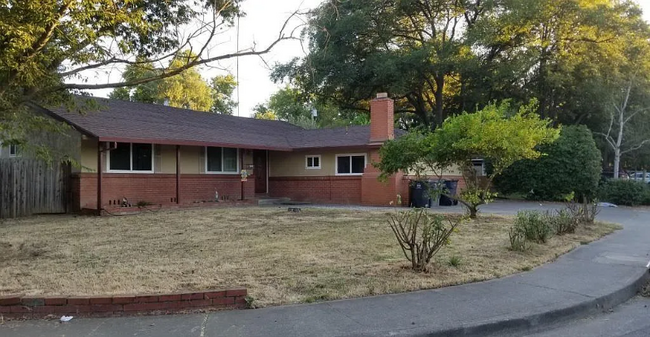 Building Photo - 2528 Bates Dr