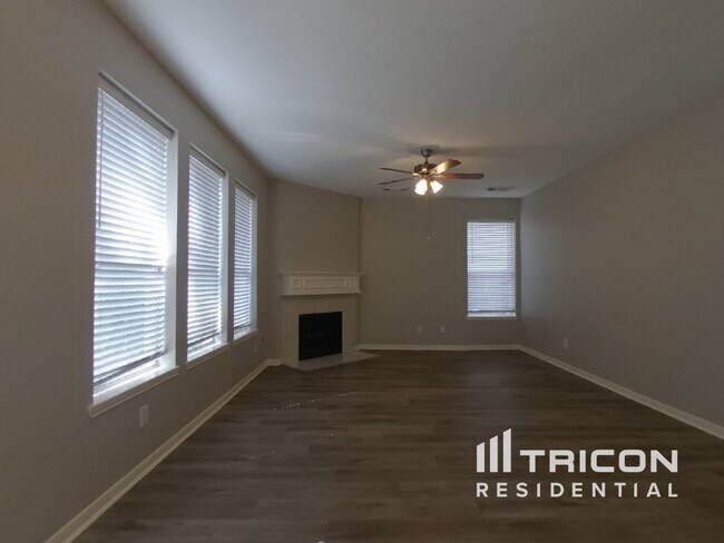 Foto del edificio - 9003 Cypress Square Dr