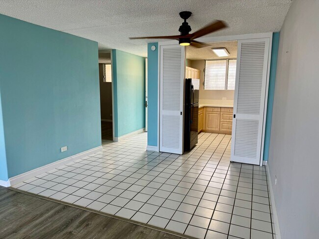 Building Photo - 2/2/1 Beautifully Upgraded unit located at...