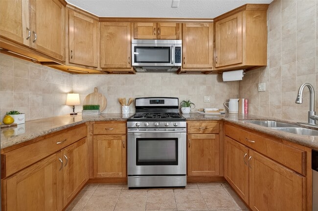 Building Photo - 5001 Libbey Dr