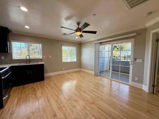 Foto del edificio - UPSTAIRS UNIT! Washer&Dryer! Assigned Park...