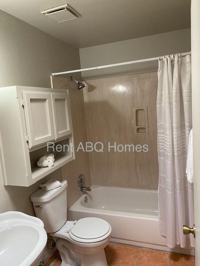 Building Photo - NW Townhome in West Mesa School District