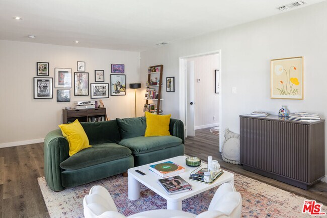 Foto del edificio - 4370 Farmdale Ave