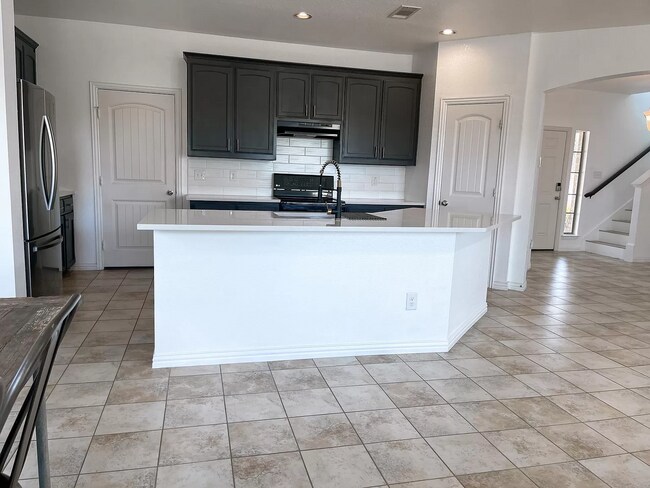 Foto del edificio - Beautiful Upgraded 4 Bedroom House Now Ava...