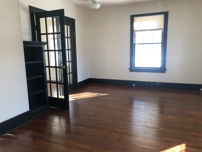 Foto del edificio - 3 BR Home Available Near Local Shopping